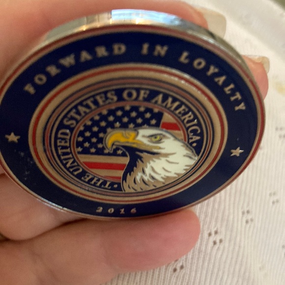 Like new USA armed forces shiny lacquer coin with eagle, forward in loyalty 2016 - Picture 2 of 4